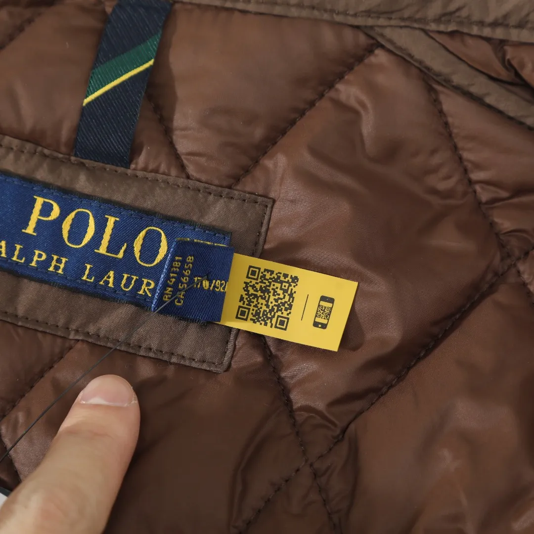 P370 #59 Ralph Lauren classic rhombus quilted cotton jacket for men and women. Inspired by retro workwear, it blends with contemporary British style. The imported machine-pressed rhombus quilting is accurately aligned, and the three-dimensional H-shaped tailoring is neat and slim. It is not bulky when layered in autumn and winter, and still maintains a light style.  Texture is reflected in the details: customized metal buckles, corduroy lapels, breathable eyelets under the arms, and slits on the hem, all replicating the brand's high-end genes. All excipients are standardized!  Five colors to choose from: black/khaki/brown/green/navy blue, easy to switch between commuting, leisure, and travel occasions. Function and appearance coexist: 37.5°C temperature control black technology, breathable and moisture-proof, anti-slip cotton patented fabric, temperature-locking, soft and waxy, durable and stylish. A retro warm-keeping item that can handle low temperatures calmly. The details are all made of craftsmanship, and the style has no limits. It has a classy look that will turn heads.  Color: Khaki Black Navy Green Brown Size: S M L